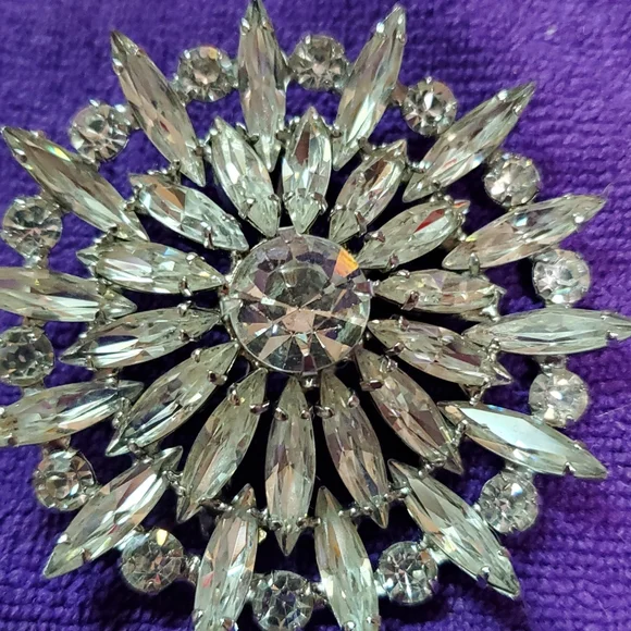 Beautiful Brooch - Picture 6 of 6